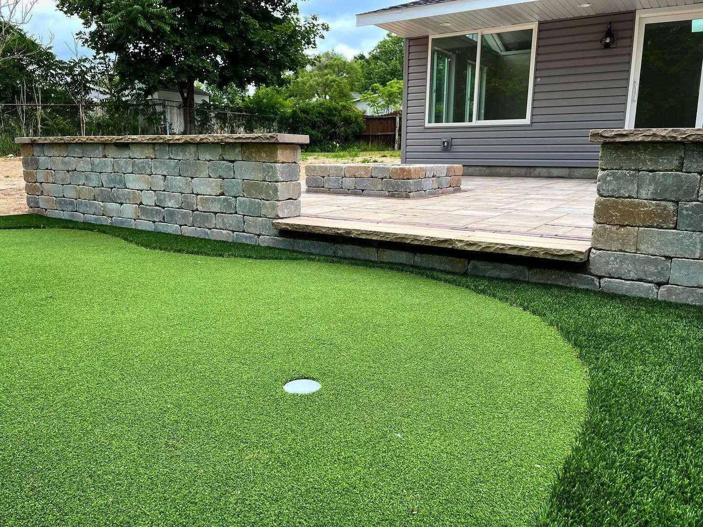 More patio putting green action! I can&rsquo;t get enough of this one!

On this patio, we used Olde Quarry blocks for a timeless look. Paired with Beacon Hill pavers with a Mattoni accent. All materials by
@unilock