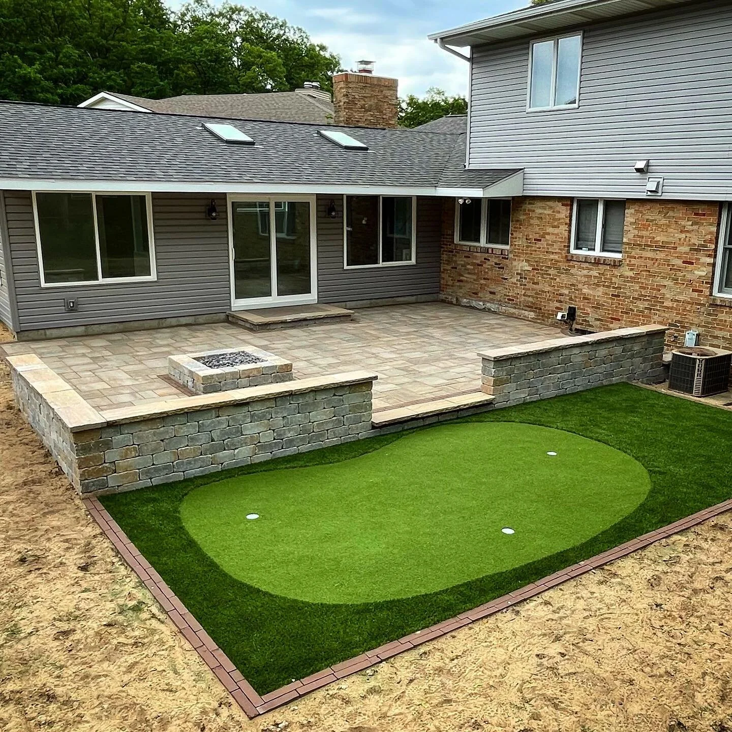 Do you like your patio with a side of putting green!? ⛳️🙋🏻&zwj;♂️