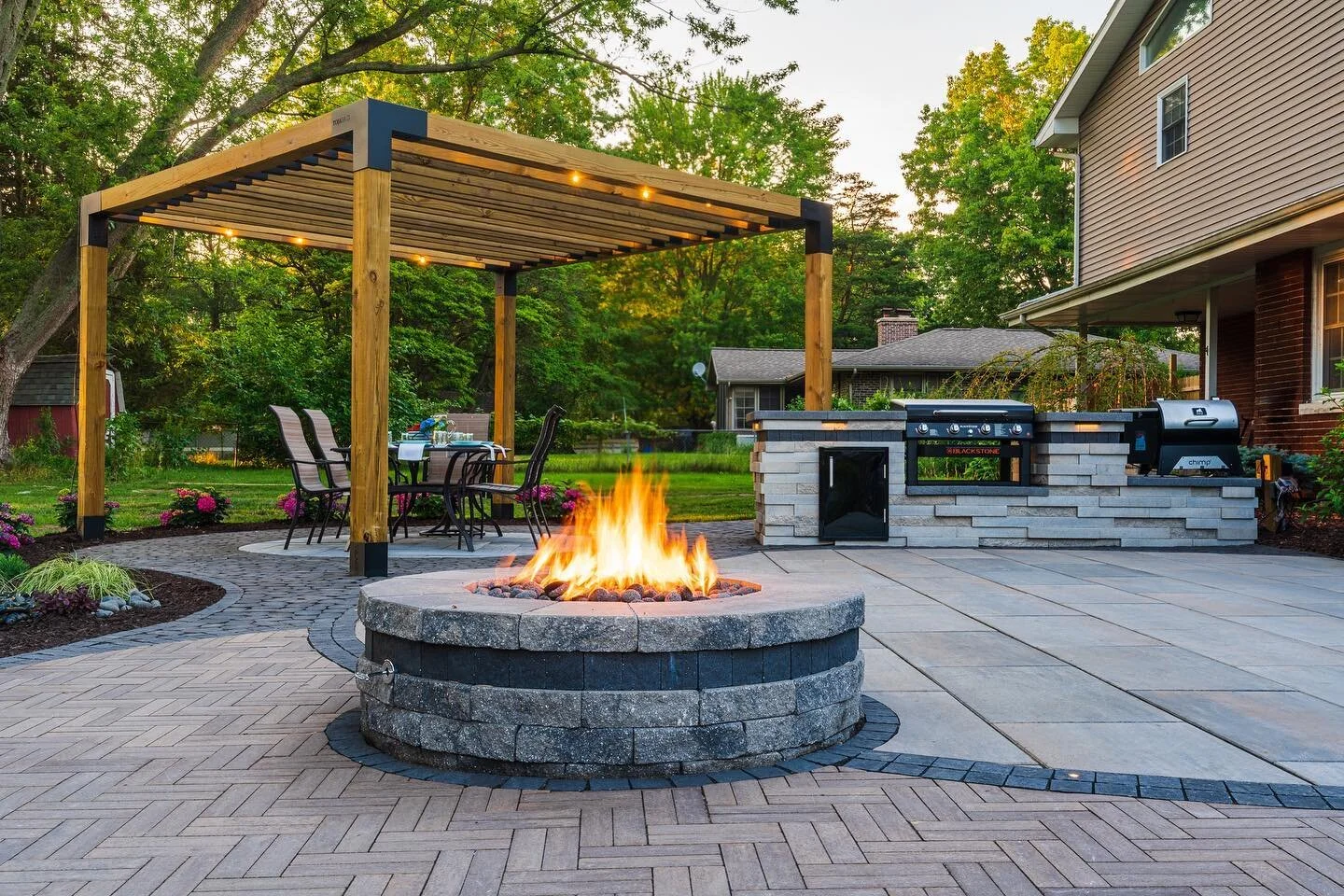 THIS is outdoor living! These are the type of spaces that we absolutely love creating for people! A creative yet functional outdoor living space for a family to enjoy for years to come!

Shout out to @cmajor1981 for capturing this beautiful shot!!